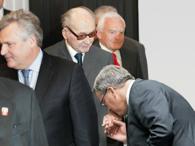 komorowski-całuje-Jaruzelskiego-w-rękę.jpg
