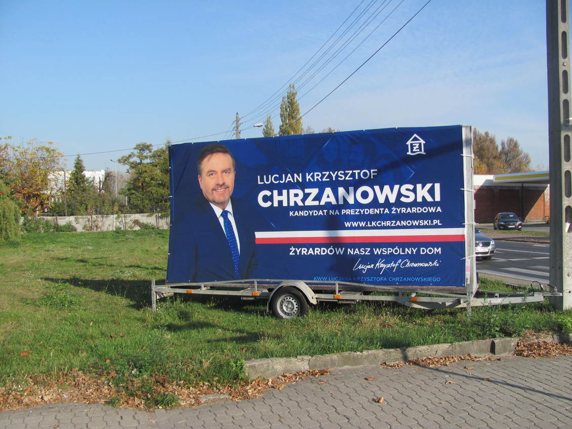 Lucjan - laweta na trawniku.JPG