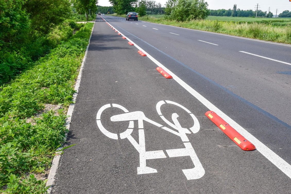 Separatory Sciezka Na Poboczu.jpg