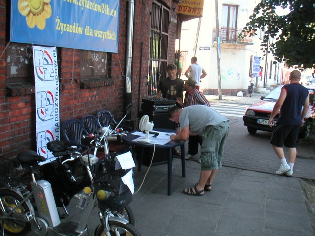 11 Zbieranie podpisów mieszkańców w Żyrardowie.jpg