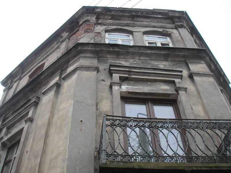 17 zaniedbana fasada domu.jpg