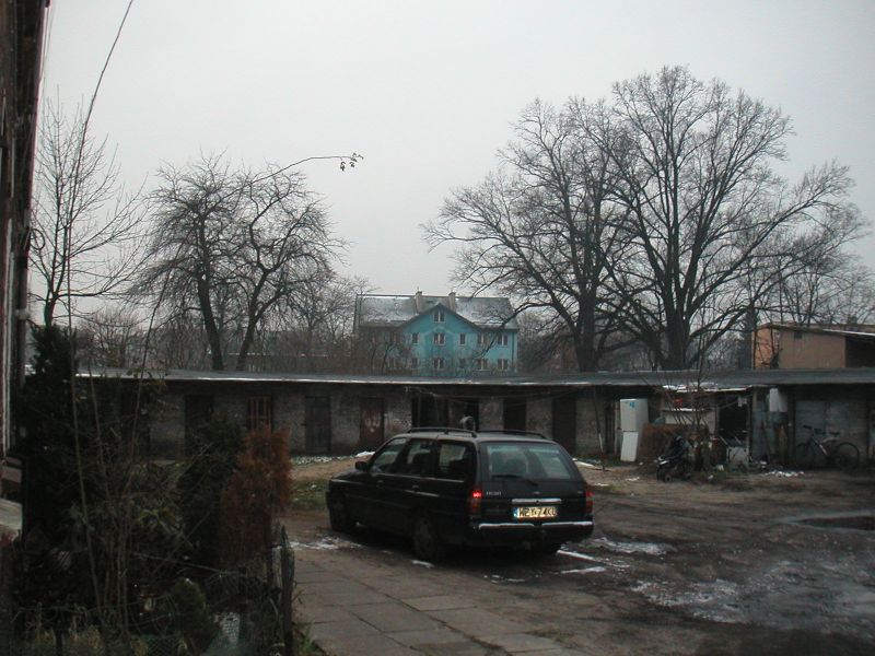 28 nierówny chodnik i bałagan.jpg