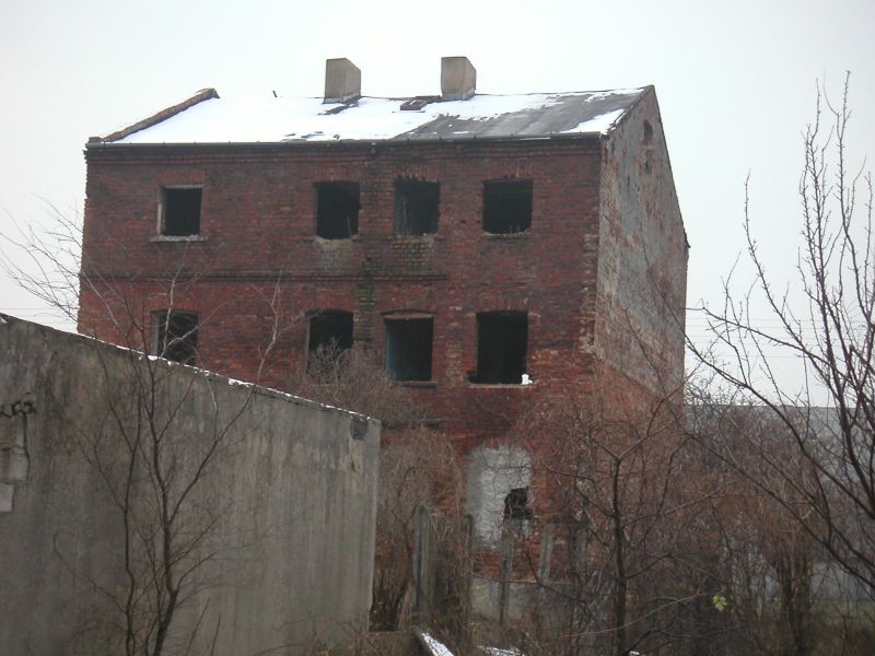 31 puste oczodoły ceglany budynek.jpg