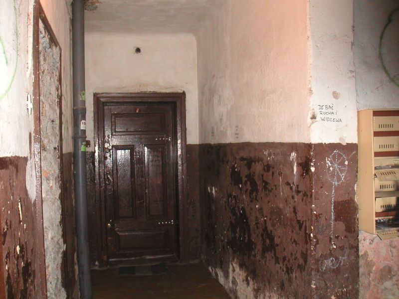 34 nie remontowana klatka schodowa.jpg