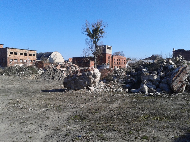 36 zwały gruzu na placu.jpg