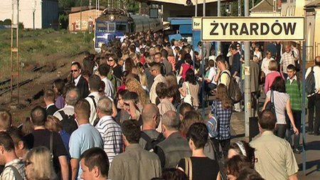 Tłum na stacji Żyrardów.jpg