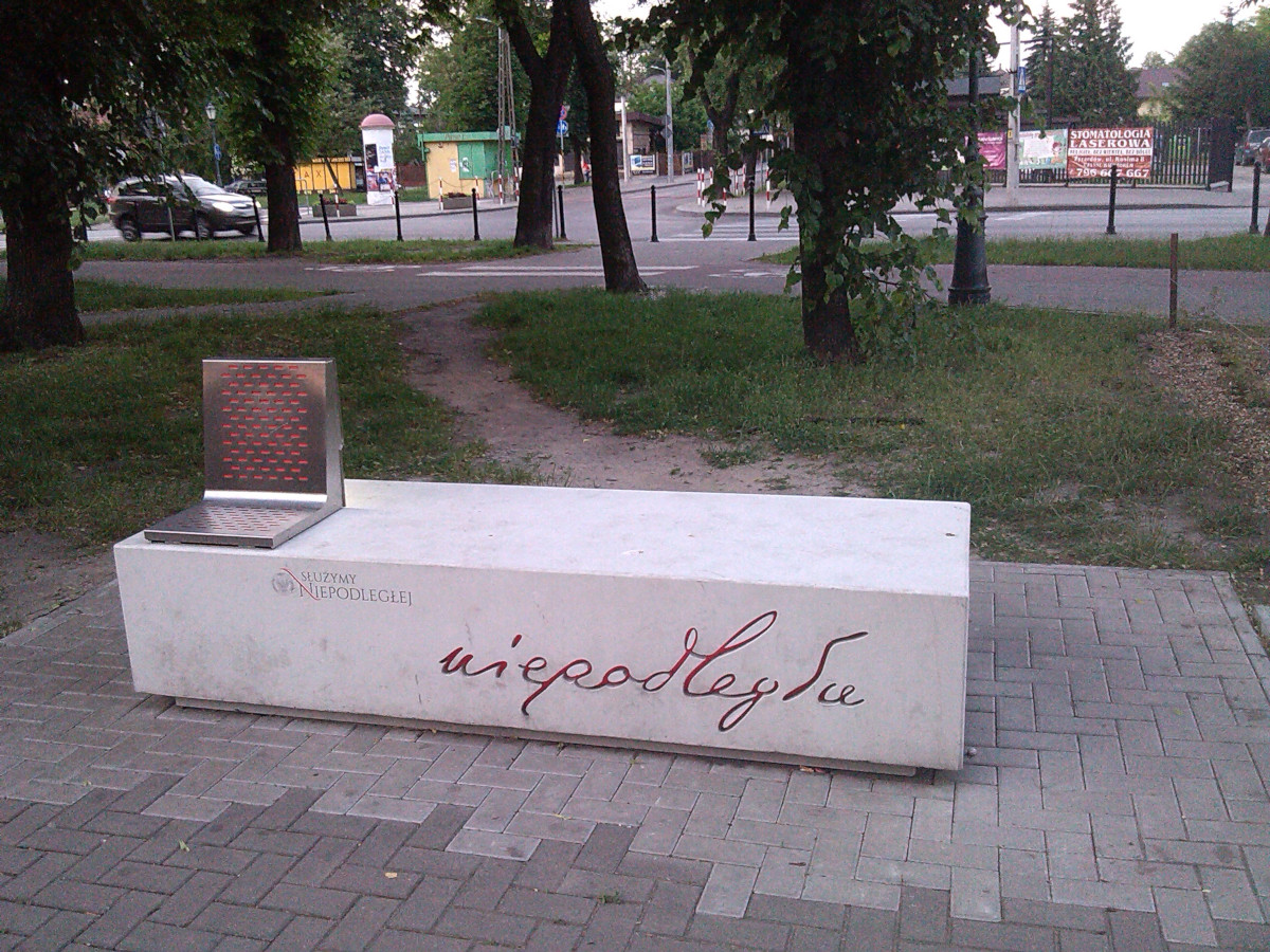 Ławeczka Niepodległości w Żyrardowie.jpg