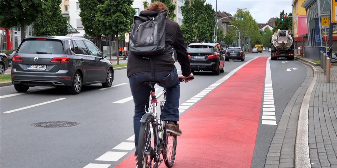 czerwona ścieżka rowerowa skręt w prawo.jpg