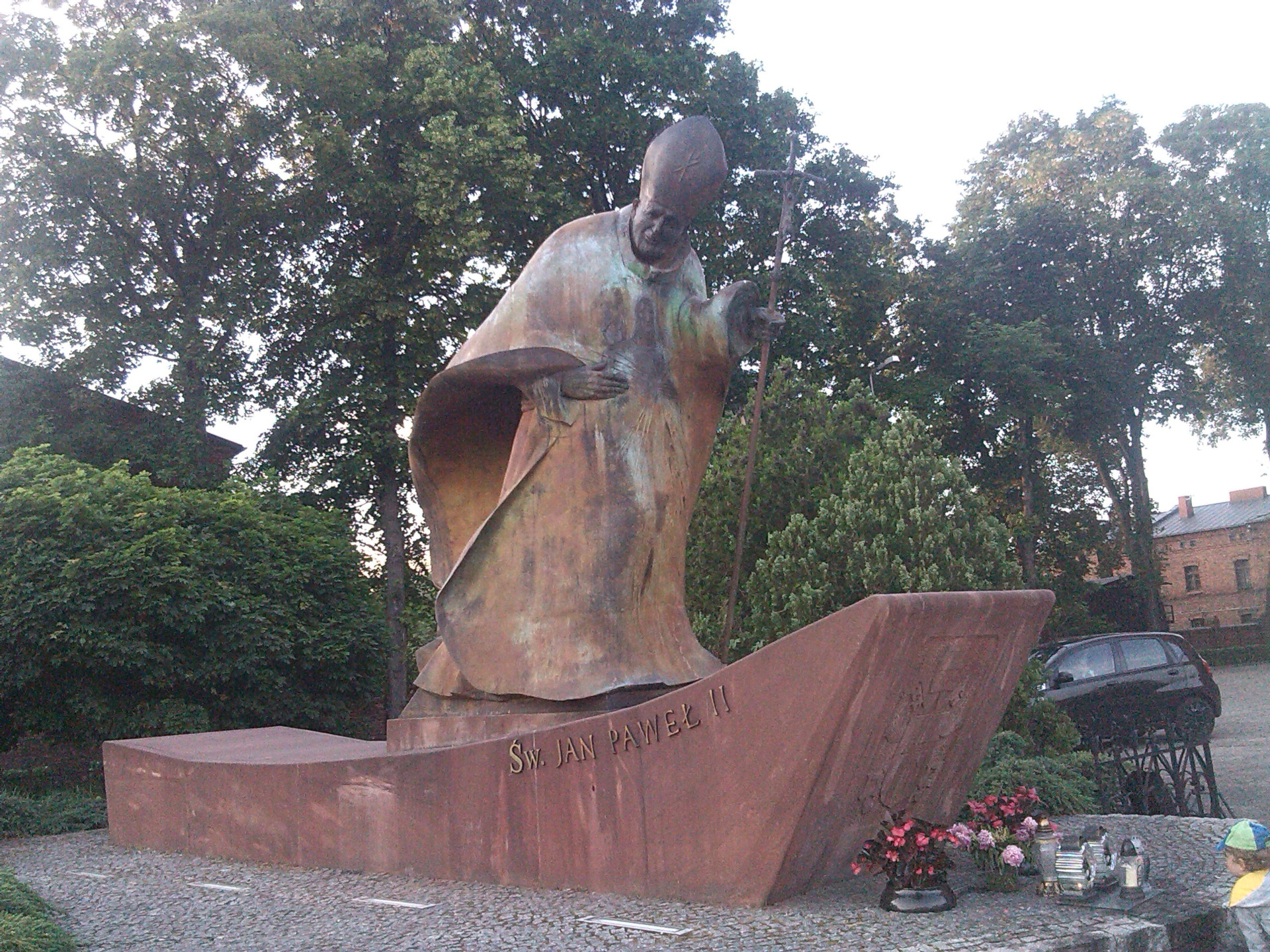 Pomnik Jana Pawła II w Żyrardowie na głównym placu.jpg