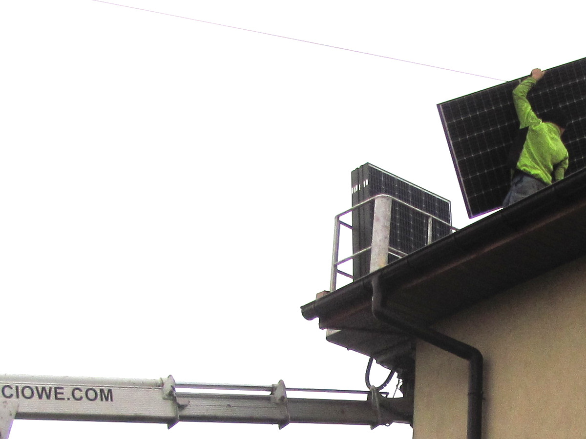 Instalacja Paneli zwyżką.JPG