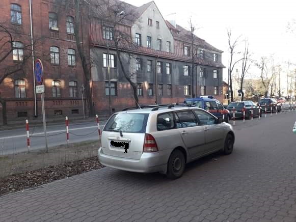 Samochód zaparkowany niedaleko wypadku.jpg