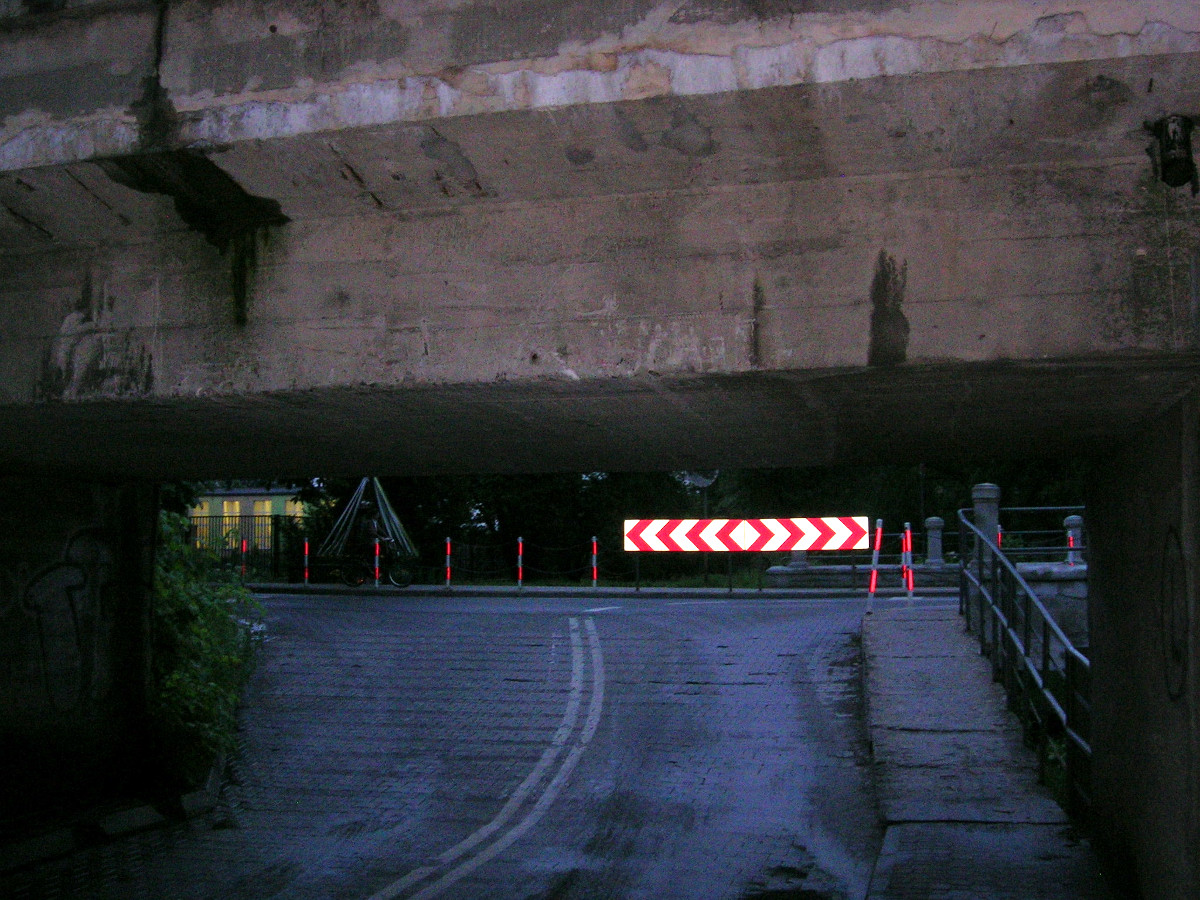 Mały Tunel w Żyrardowie pokaleczony od za wysokich pojazdów.JPG