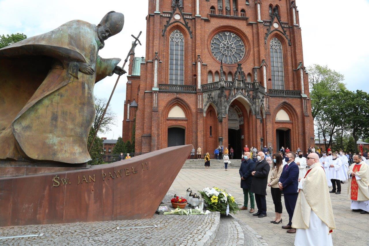 Pomnik JPII uroczystości.jpg