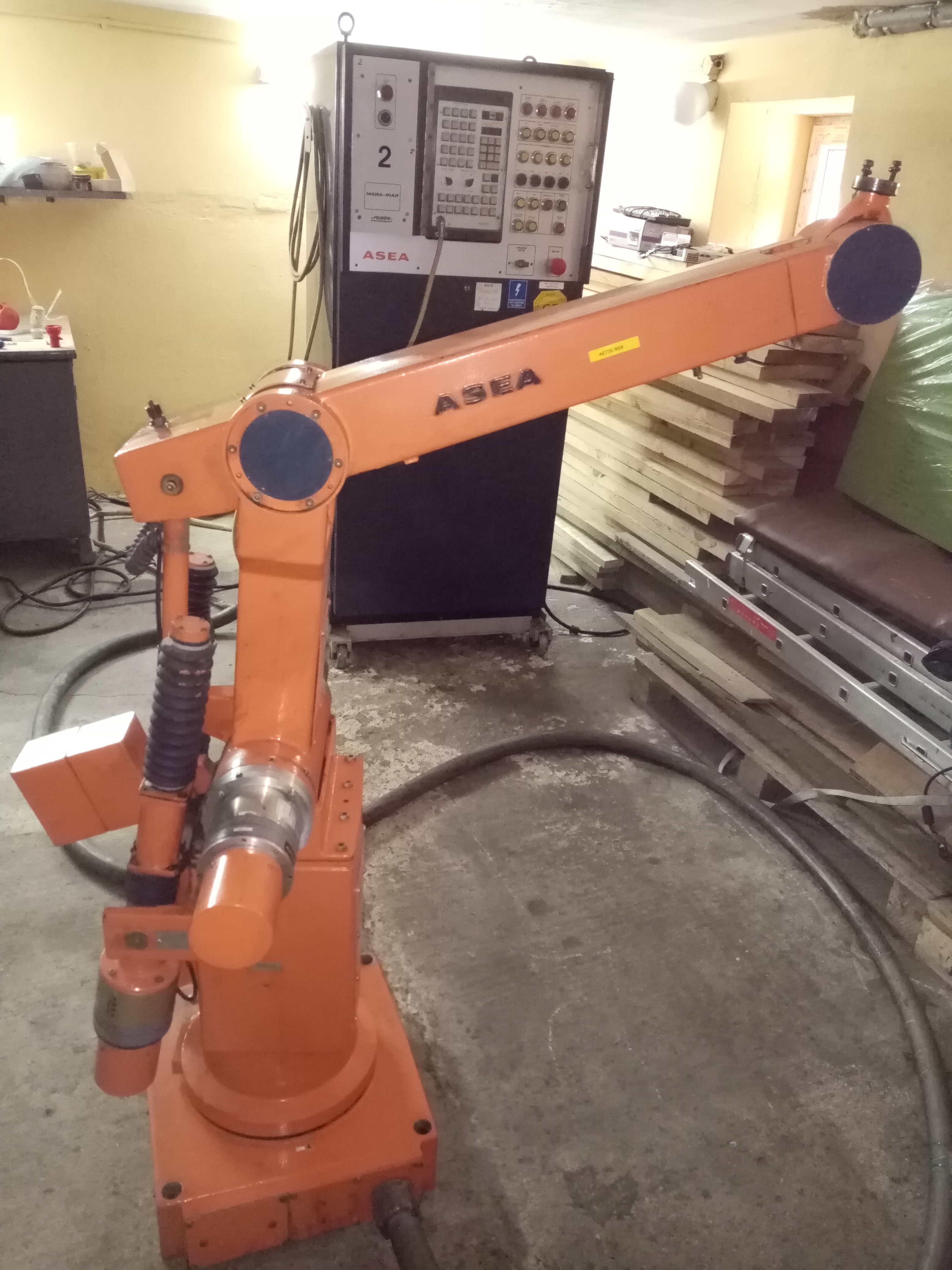 Robot Arm and cabinet.jpg