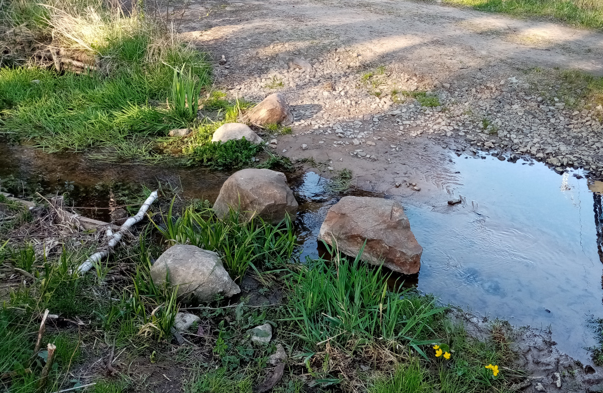 Żelazny most kamienie.jpg