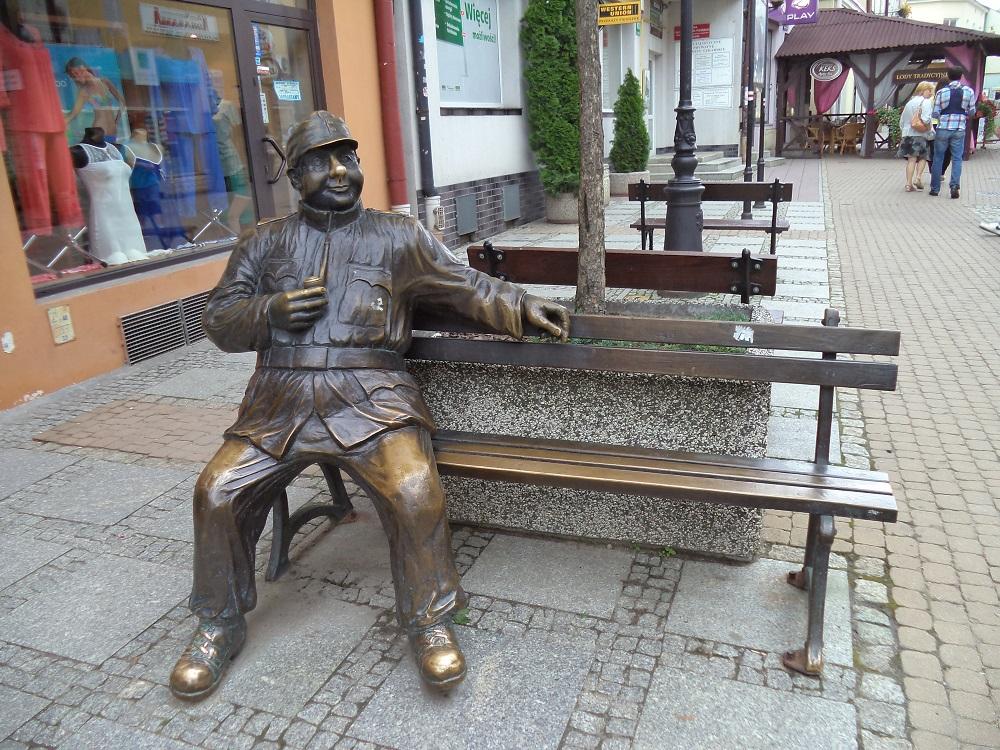 Ławeczka Wojaka Szwejka Sanok.jpg