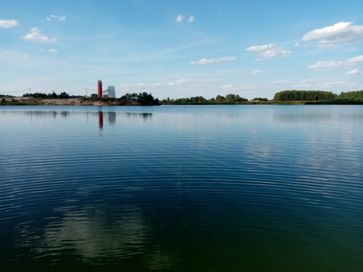 Zbiornik Budokrusz widok na zakład.jpg