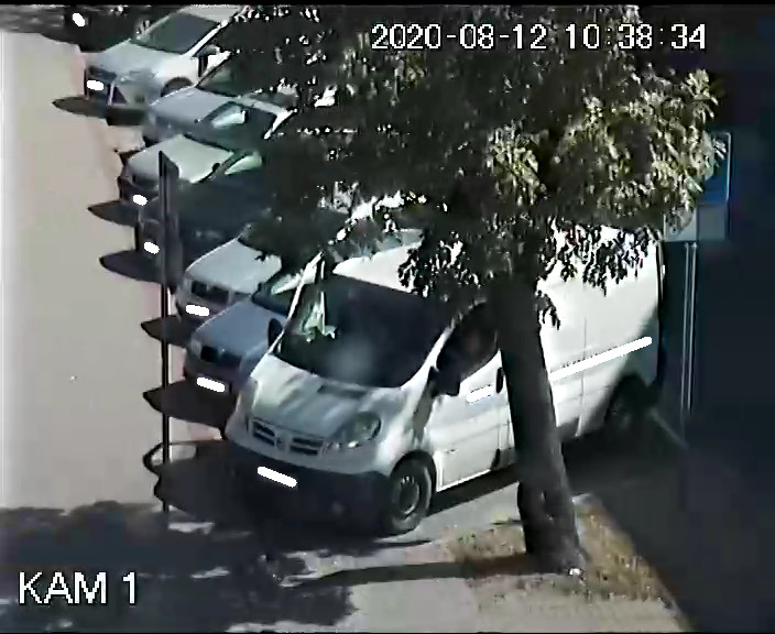 Postój pojazdem dostawczym na miejscu przeznaczonym do postoju osób o obniżonej sprawności ruchowej, przy ul. Mireckiego - int. patrolu SM - nałożono MKK.jpg