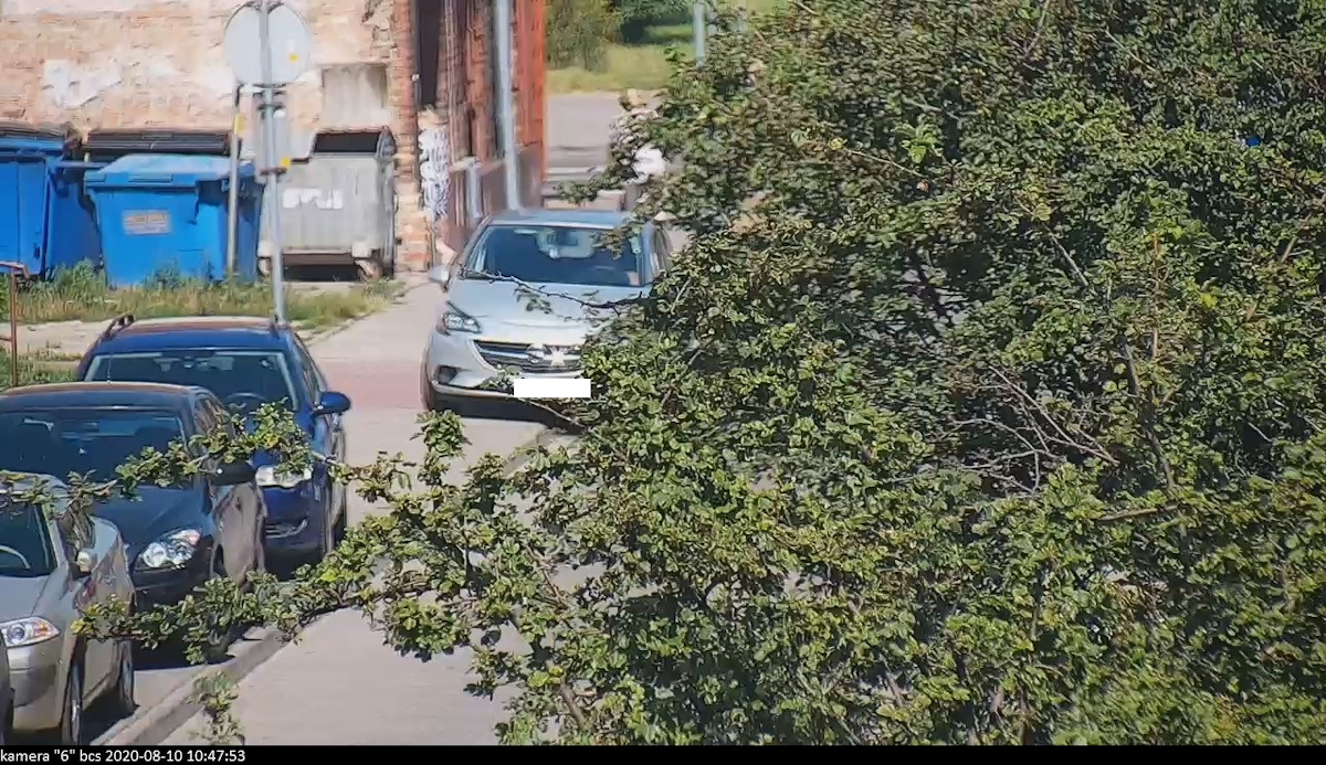 Postój pojazdem na chodniku w miejscu obowiązywania znaku zakazu zatrzymywania się, przy ul. Łukasińskiego - interwencja patrolu SM - kierujący na miejscu, nakazano przeparkować pojazd..jpg
