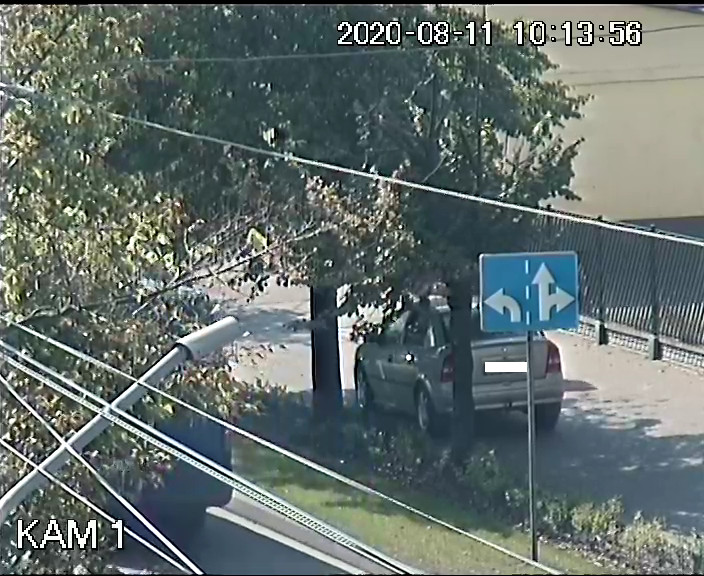 Postój pojazdem na chodniku za pasem zieleni, w miejscu obowiązywania znaku zakazu zatrzymywania się, przy ul.  1 Maja - interwencja  patrolu SM - wystawiono wezwanie..jpg