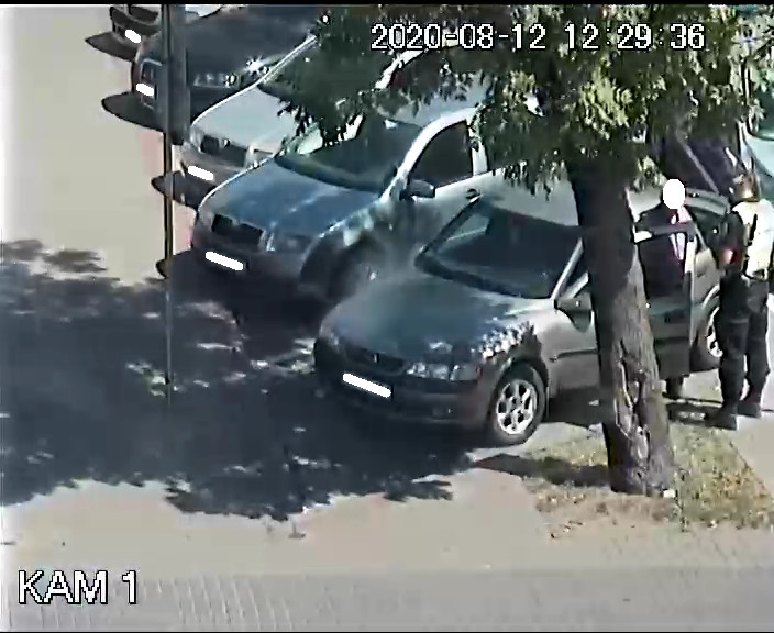 Postój pojazdem na miejscu przeznaczonym dla osób o obniżonej sprawności ruchowej, przy ul. Mireckiego - int. patrolu SM - nałożono MKK.jpg
