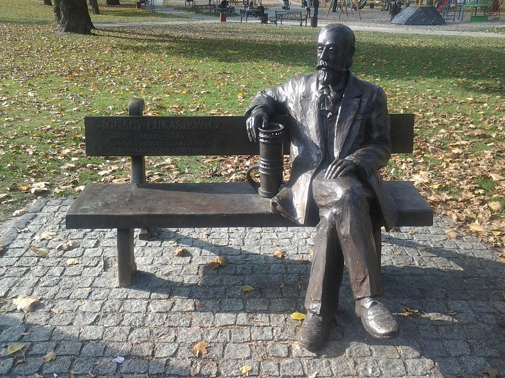 Laweczka Ignacego Lukasiewicza Poznan.jpg