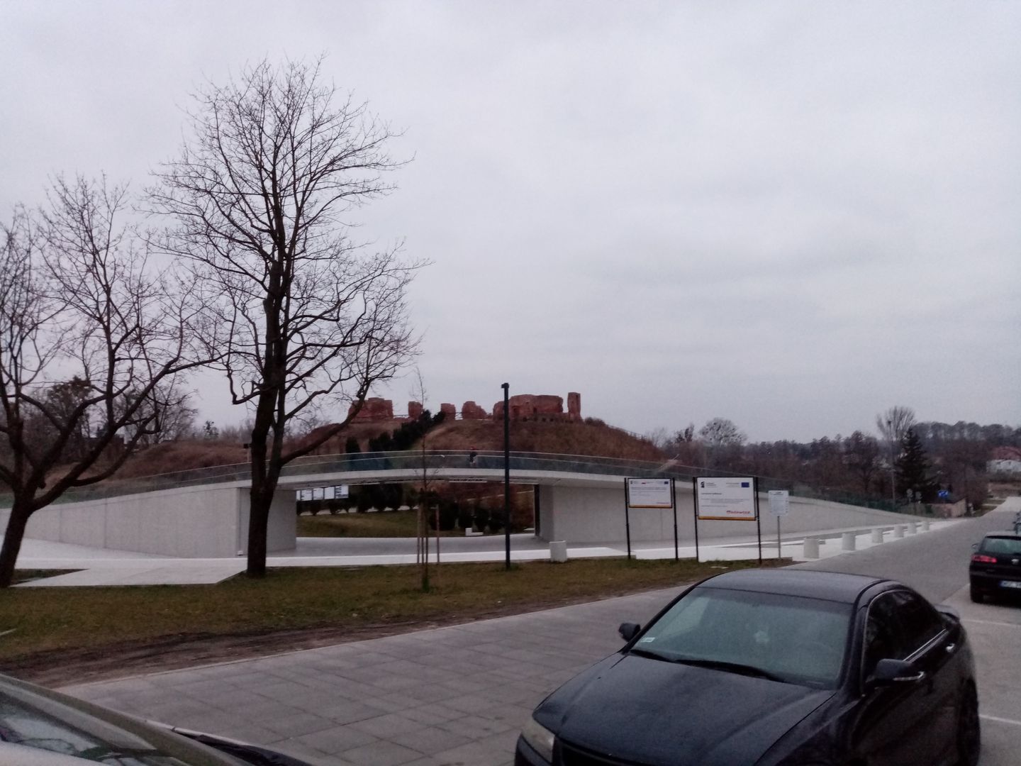 0_2 Widok z daleka na zamek z ulicy Podzamcze.jpg