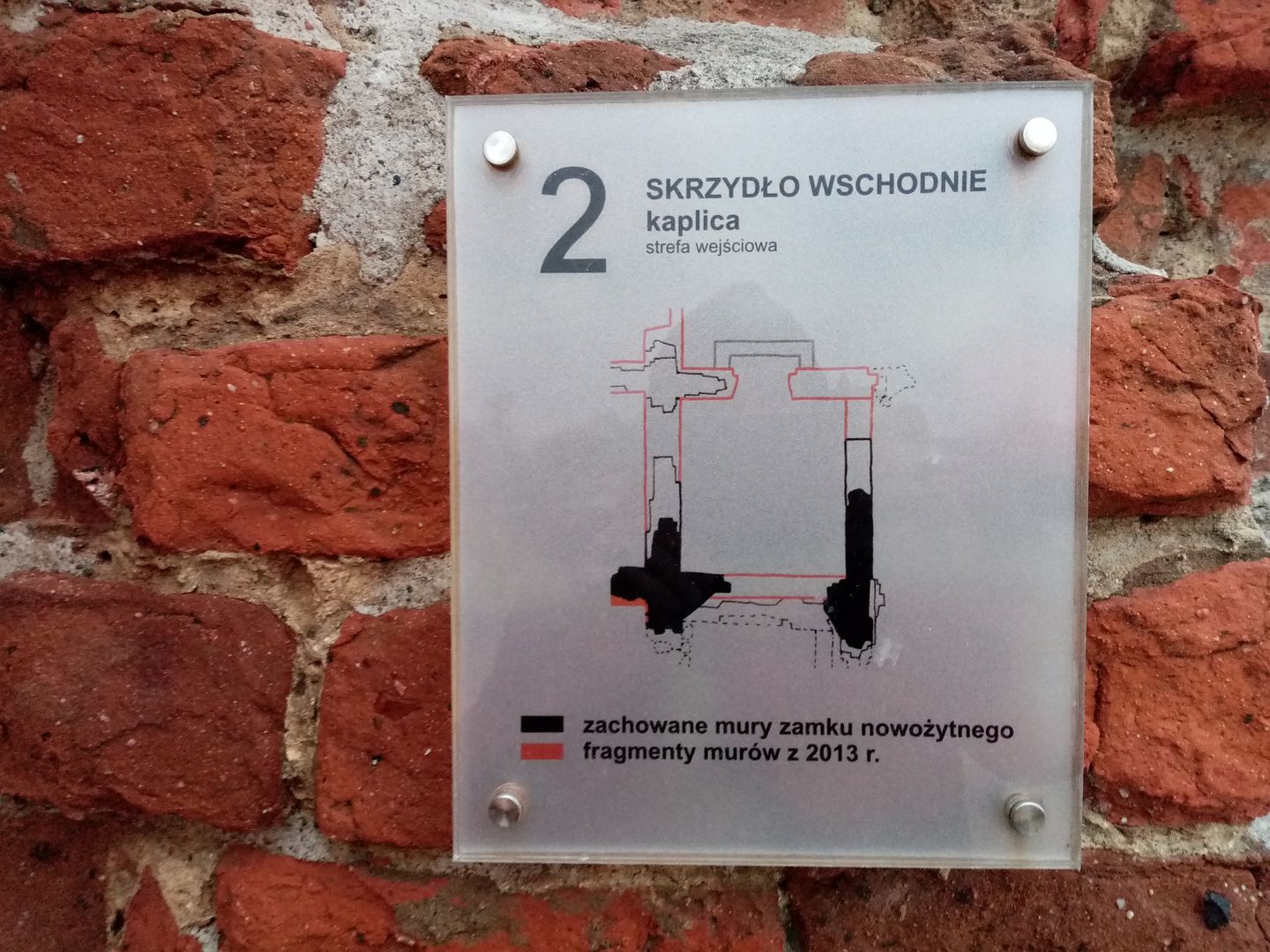 2_1 skrzydło wschodnie - kaplica - tablica.jpg
