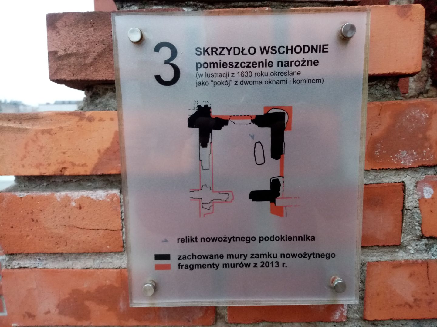 3_1 skrzydło wschodnie pomieszczenie narożne - tablica.jpg