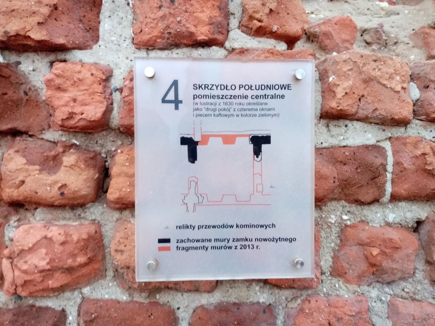4_1 - skrzydło południowe - pomieszczenie centralne - tablica.jpg