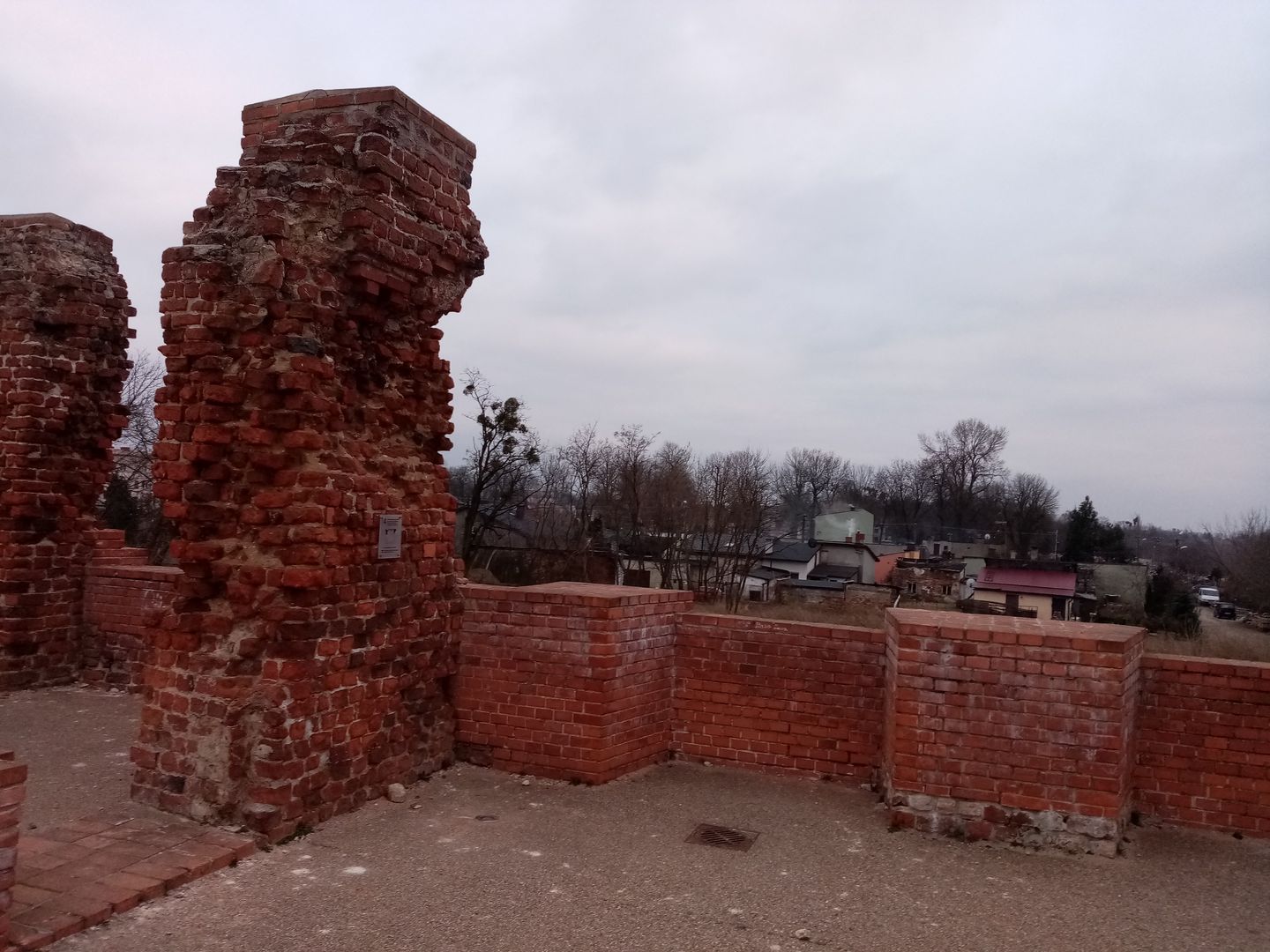 4_2 - skrzydło południowe - pomieszczenie centralne ze środka.jpg