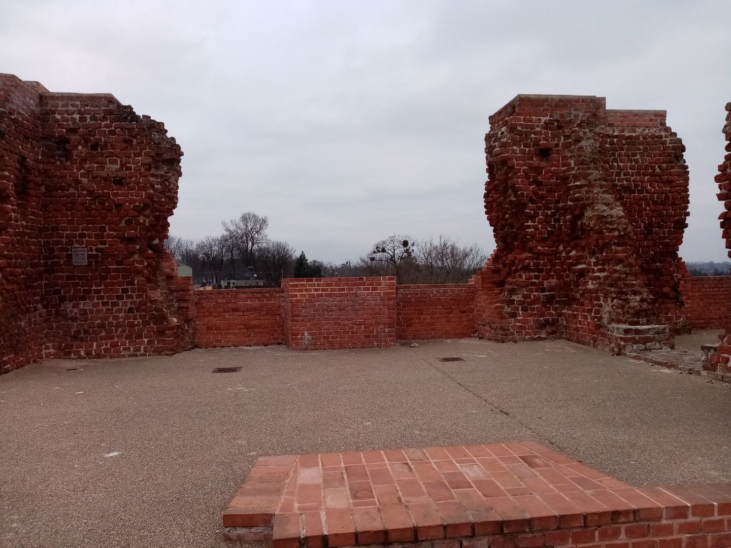 4_3 - skrzydło południowe - pomieszczenie centralne z daleka.jpg
