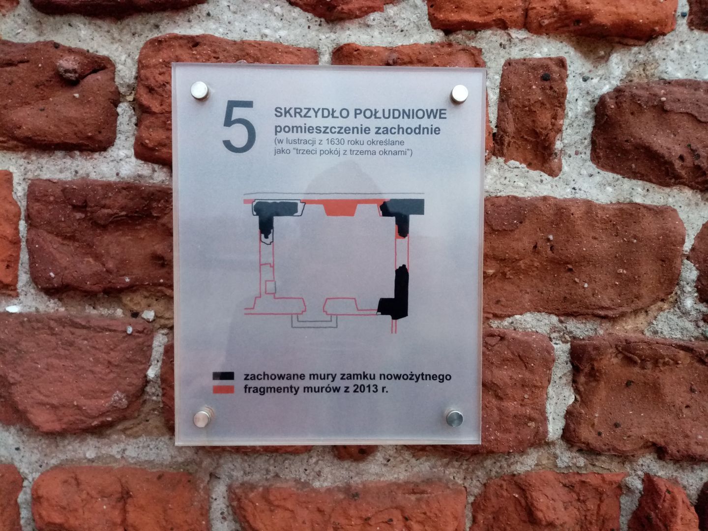 5_1 - Skrzydło Południowe - pomieszczenie Zachodnie tablica.jpg