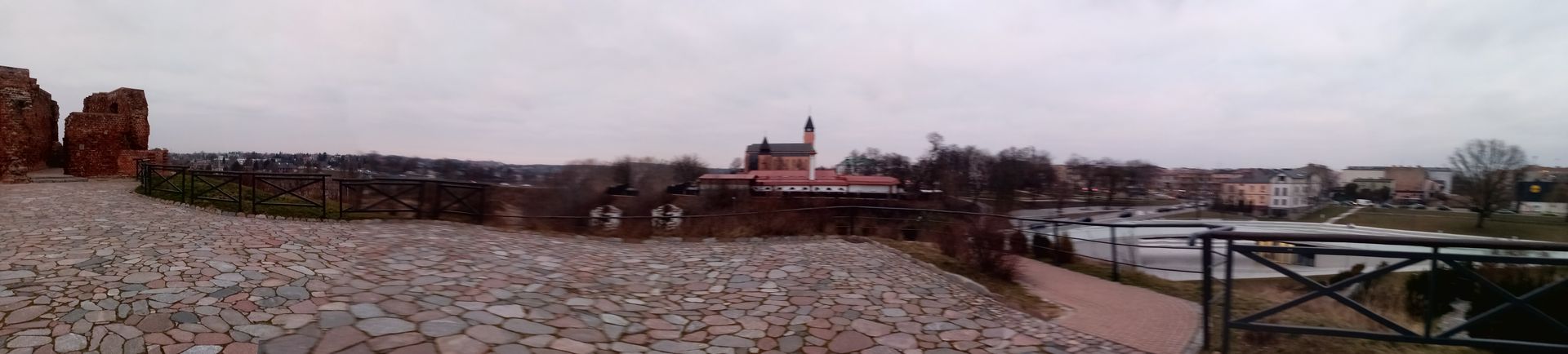 9_2 panorama z dziedzińca zamku.jpg