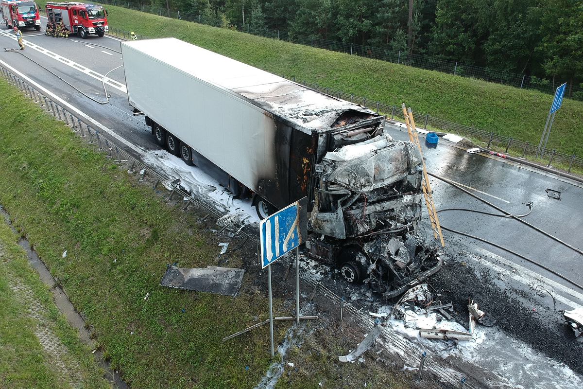 z28751241AMP,Jedna-ze-spalonych-ciezarowek-na-DK50-.jpg