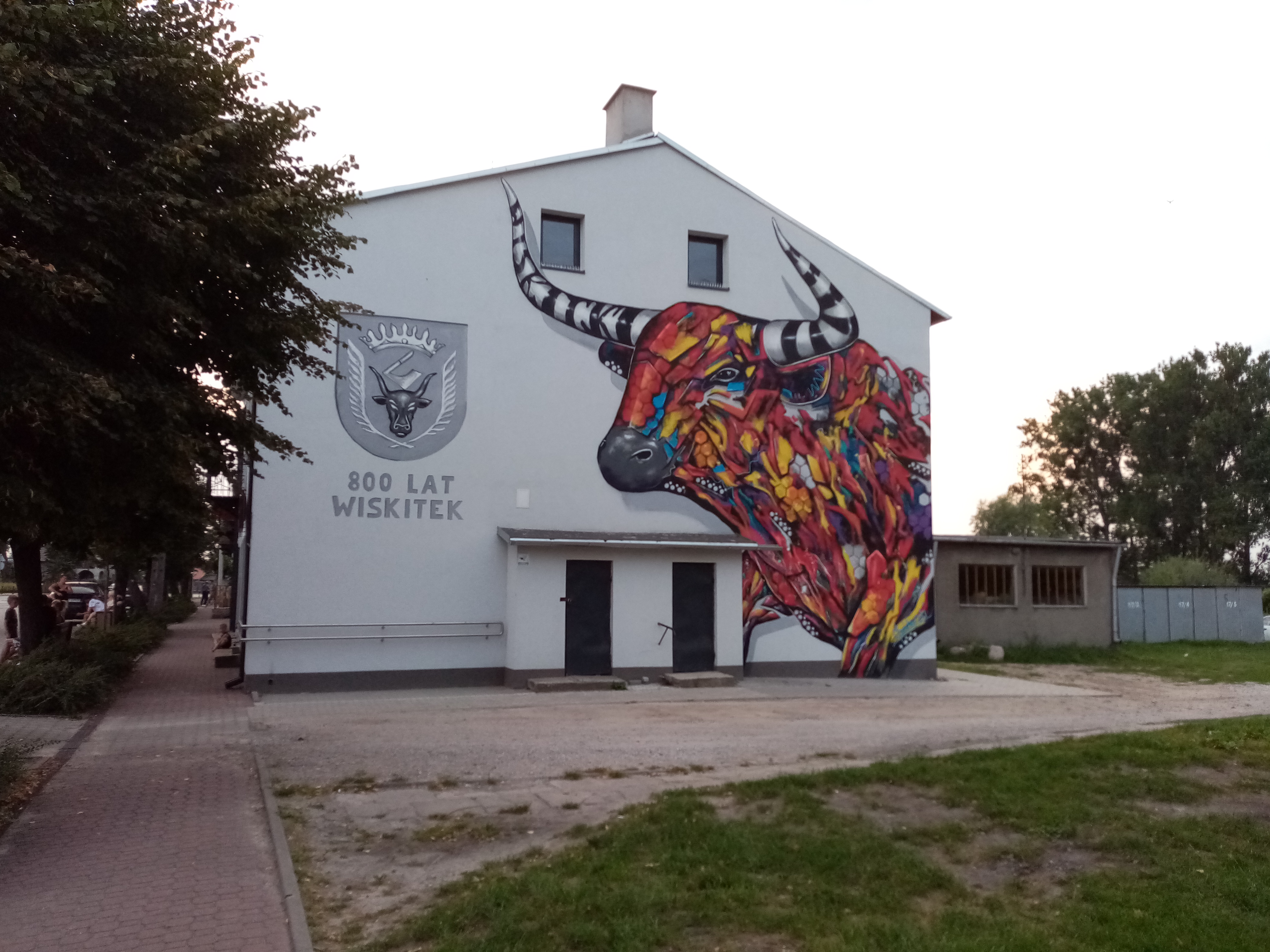 Mural Wiskitki Tur z daleka.jpg