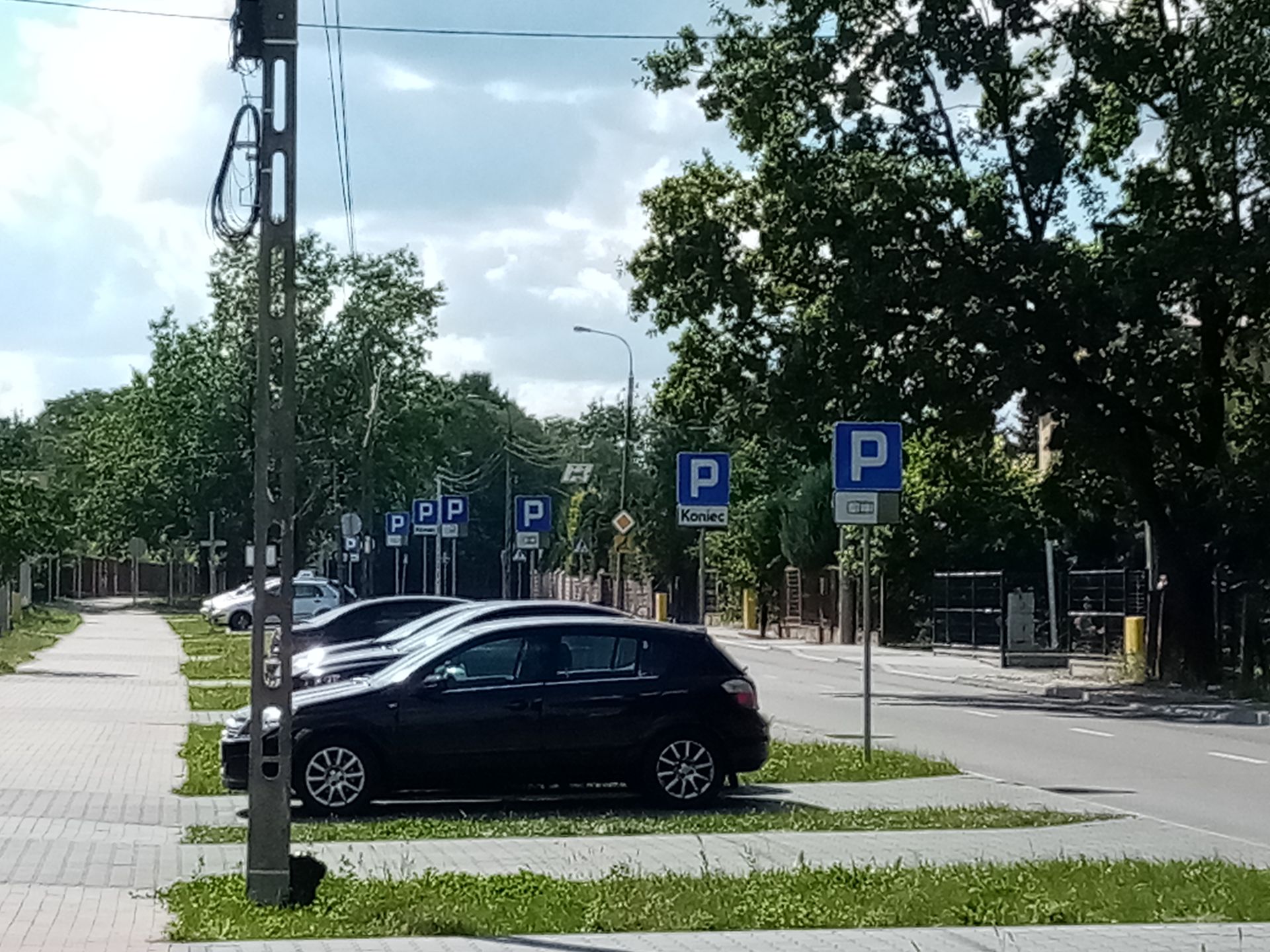 Żyrardów naćkane znaków drogowych.jpg