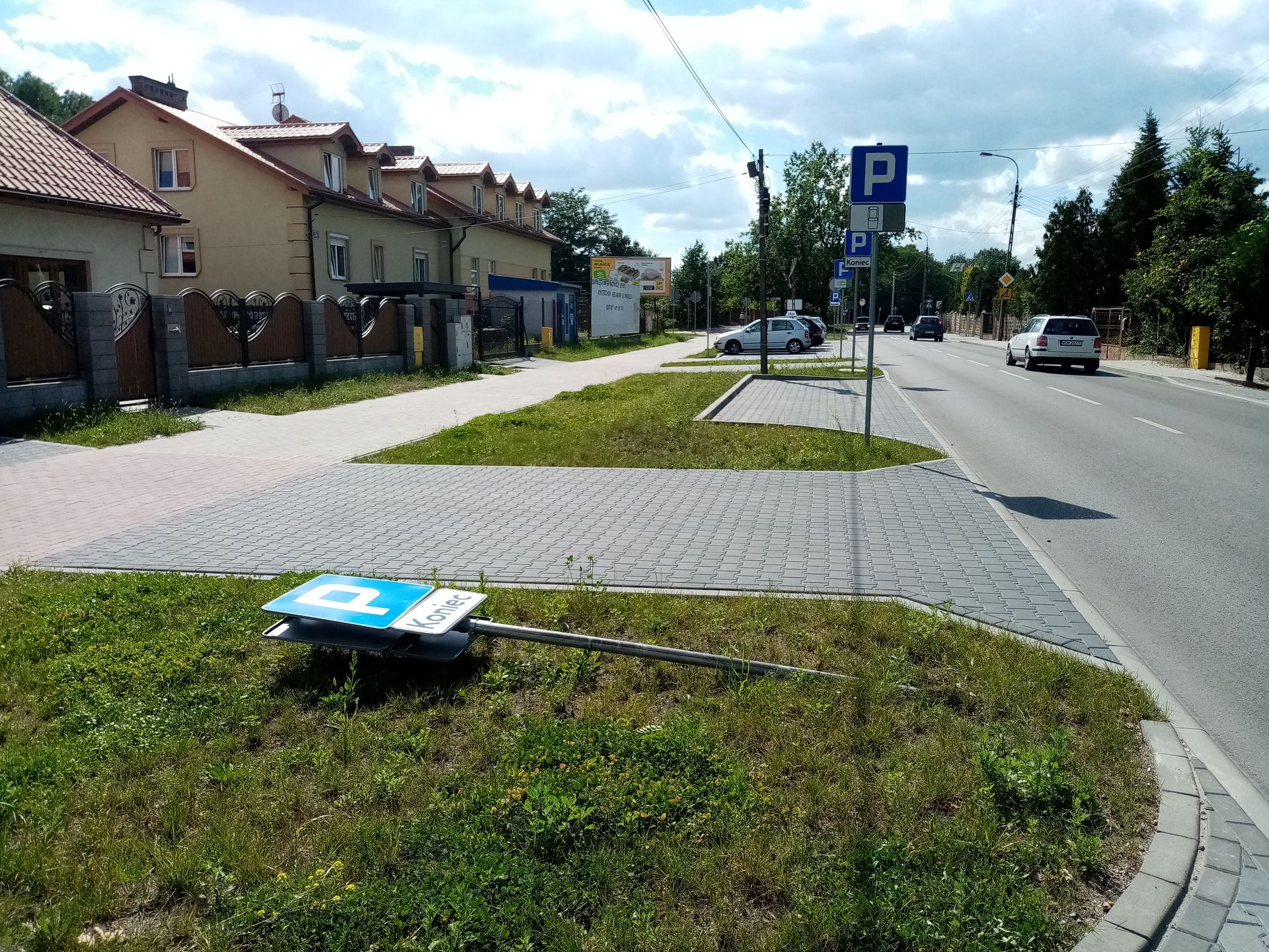 Przewrócony znak drogowy po pijaku żyrardów.jpg