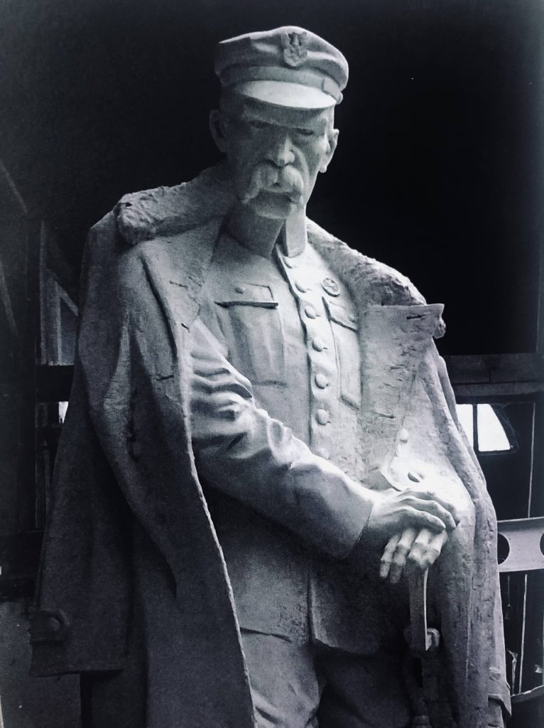 Piłsudski  Pomnik w Żyrardowie fot_Mariusz_Bialecki-766x1024.jpg