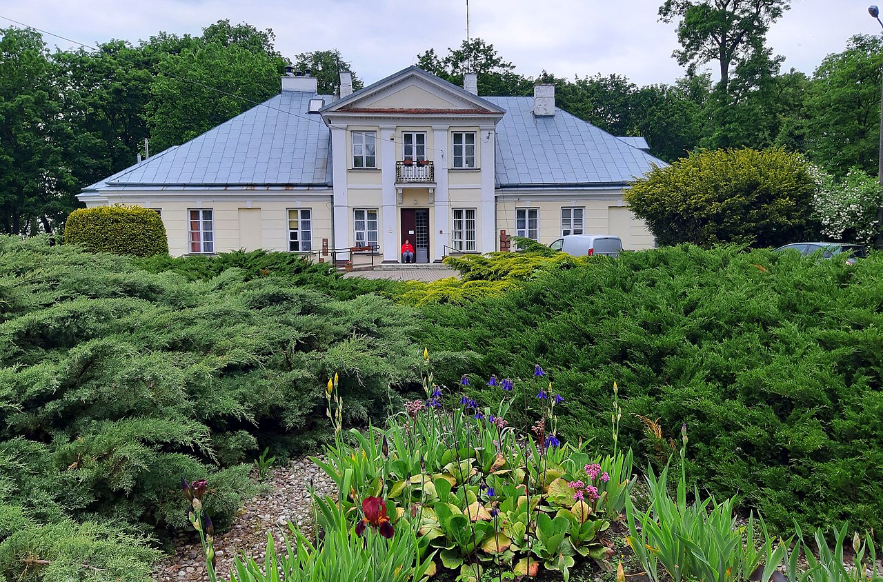 Izdebno Kościelne dwór.jpg