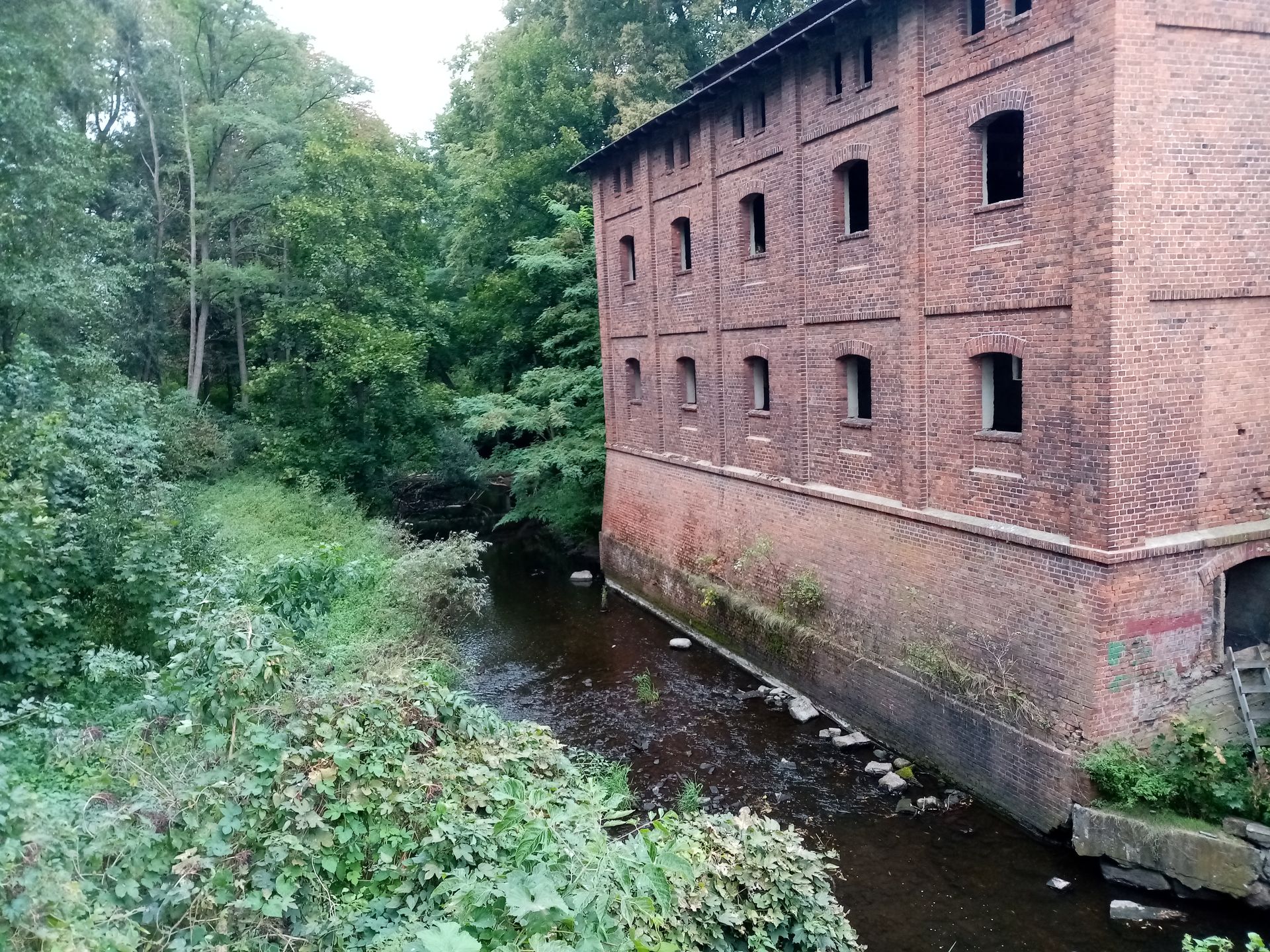 Młyn Korytów Bok.jpg