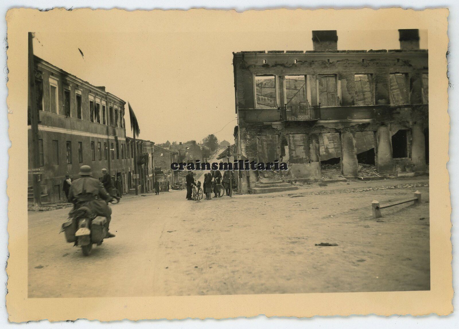 Zniszczone miasto drogowskaz na Żyrardów.jpg