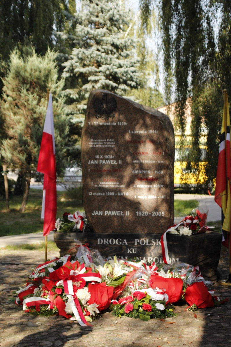 Pomnik droga Polski ku wolnym narodom.jpeg
