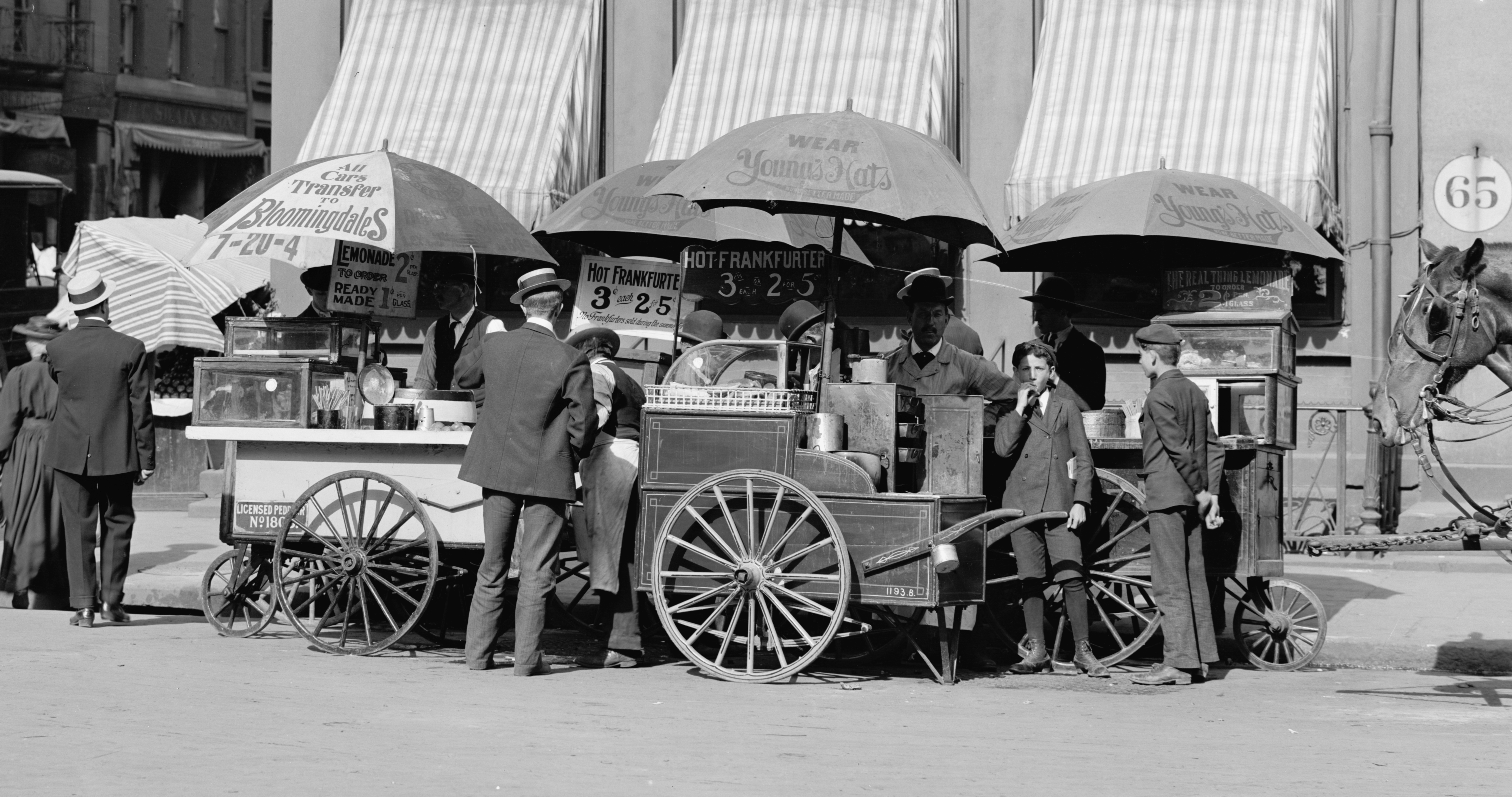 Frankfurter buda z hot dogami 1906.jpg