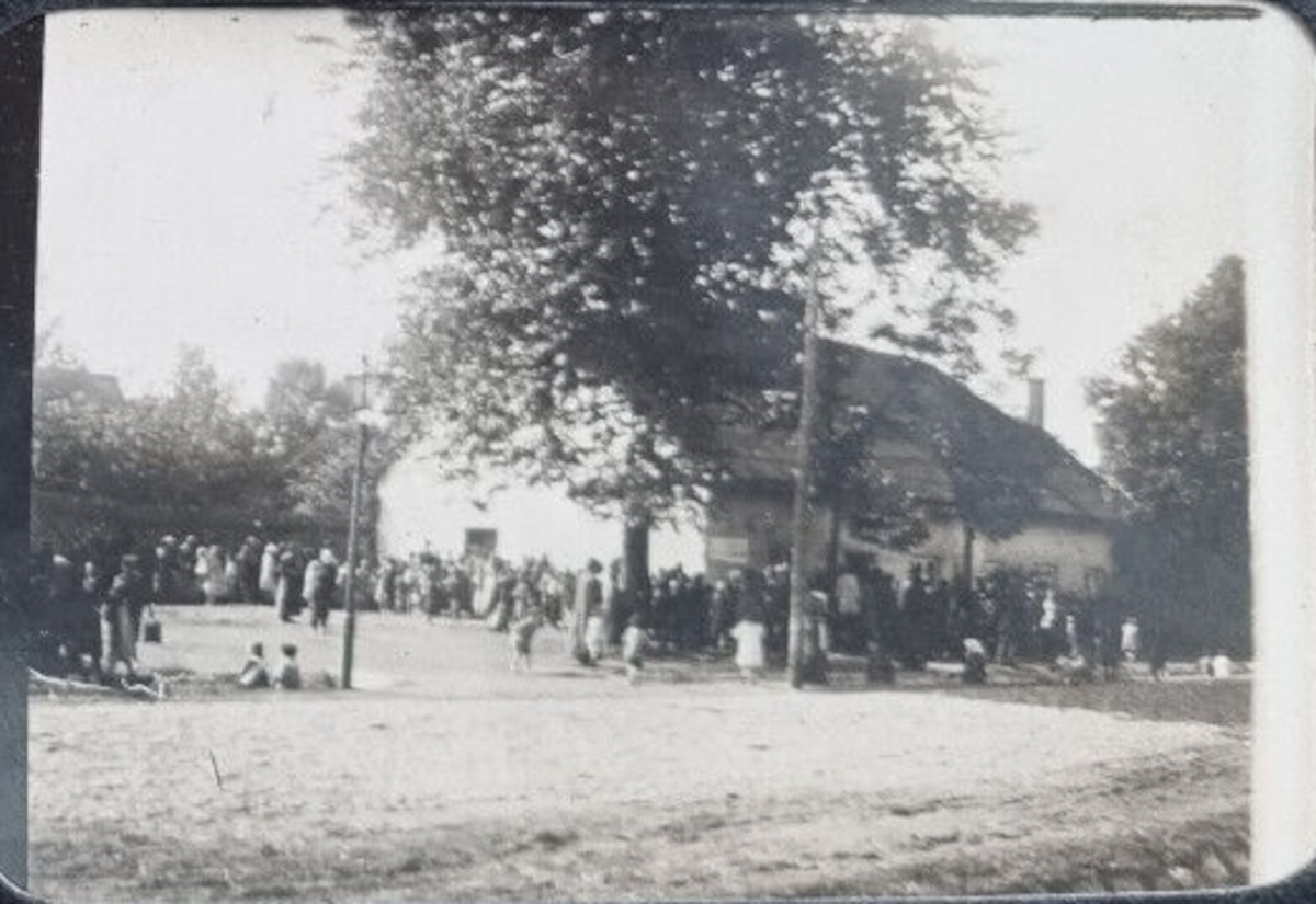 Kolejka po chleb 1918 Żyrardów.png