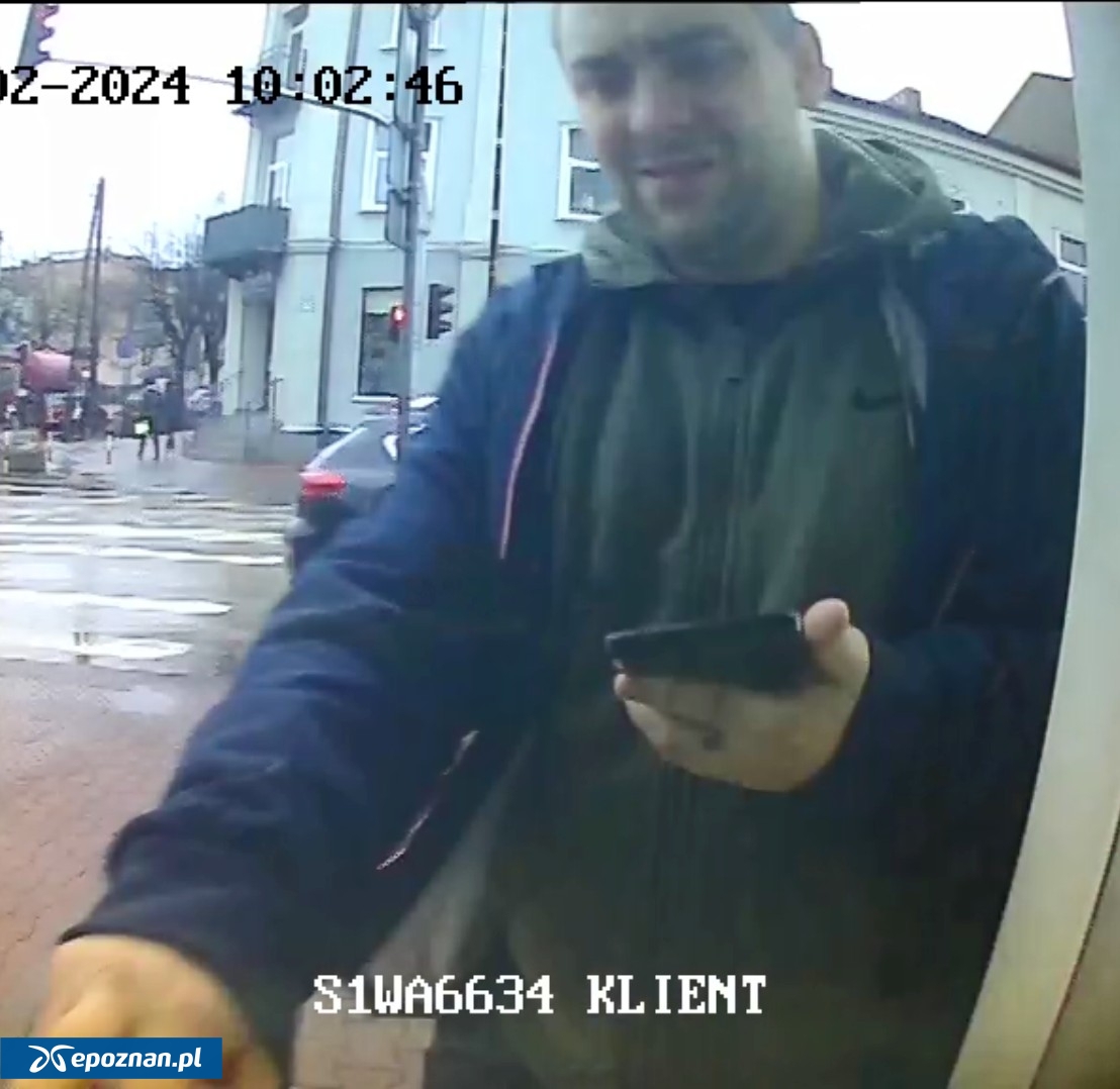 Wypłaca cudzą kasę z bankomatu w Żyrardowie.jpg