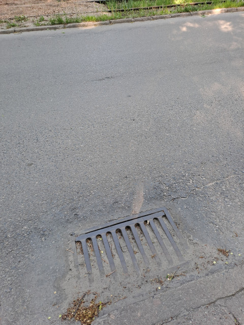 Zabetonowana studzienka Źyrardów.jpg