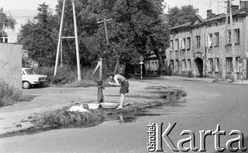 Kobieta przy hydrancie Żyrardów.jpg