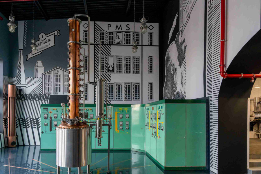 Sala rektyfikacji Polmosu Żyrardów.jpg