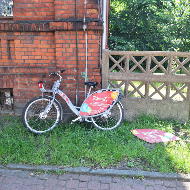 porzucony rower miejski.jpg